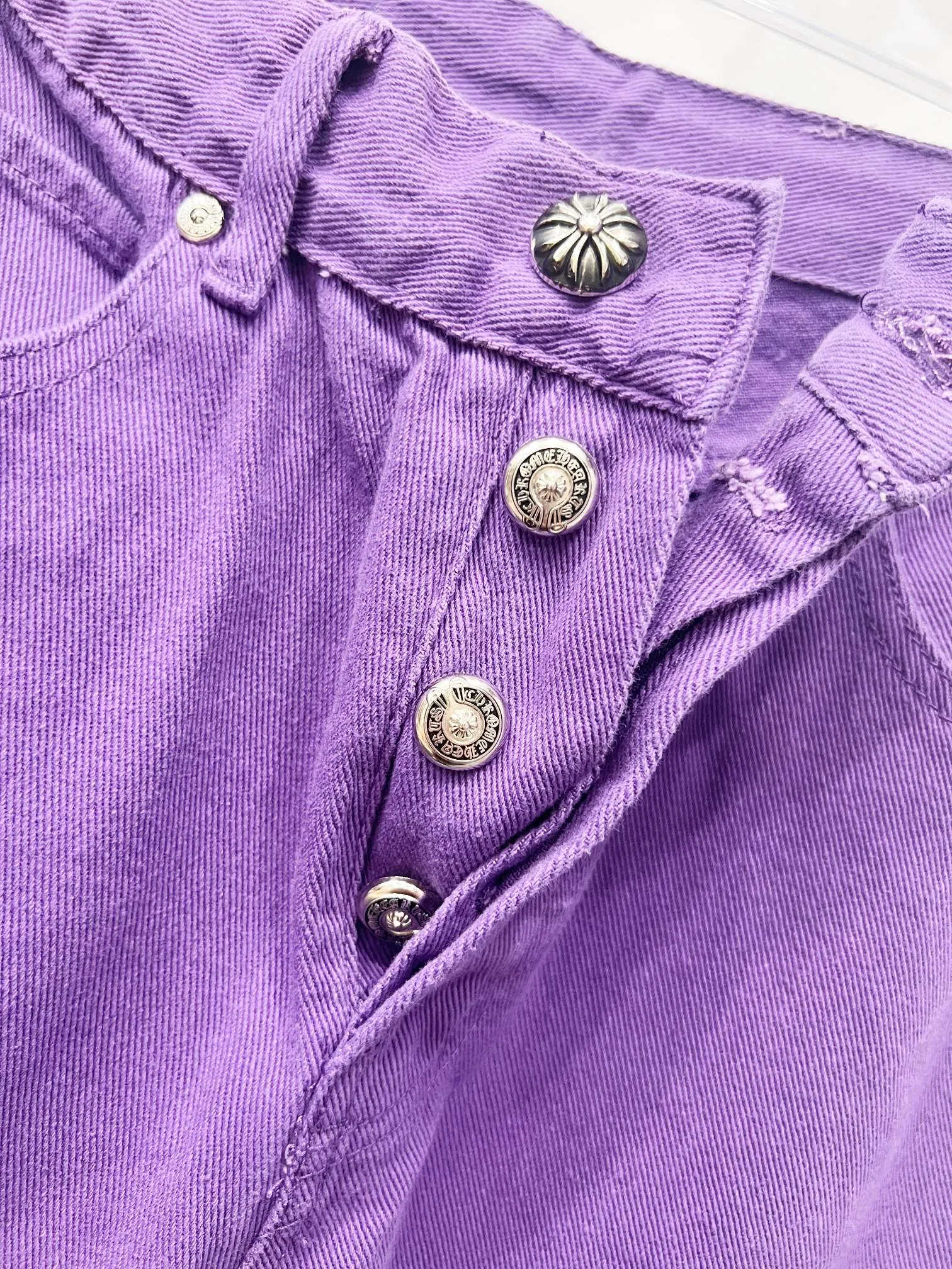 P250 model number: Chrome Hearts CH Chrome’s latest purple patchwork leather jeans exude unruly personality and unique charm. Every wear and tear is carefully designed to present a unique artistic feel. Made of imported denim fabric, which has undergone heavy industrial washing and destruction treatment, the trousers show a super cool effect on the upper body, allowing you to dominate the fashion stage.  This is more than just a pair of jeans, it is an expression of attitude. With its unique design concept and ultimate pursuit of details, Croxin breaks traditional boundaries and defines the jeans trend in the new era. The trousers are made of double-layer woven fabric and matched with customized hardware, showing an incomparably beautiful and unique style, making every wearer the focus of fashion. Imported denim fabric, super heavy-duty washed and damaged, the upper body is super cool! Customized hardware, incomparably good-looking style. The production process is difficult. It has a high-street feel. Color: Purple Size: S M L XL